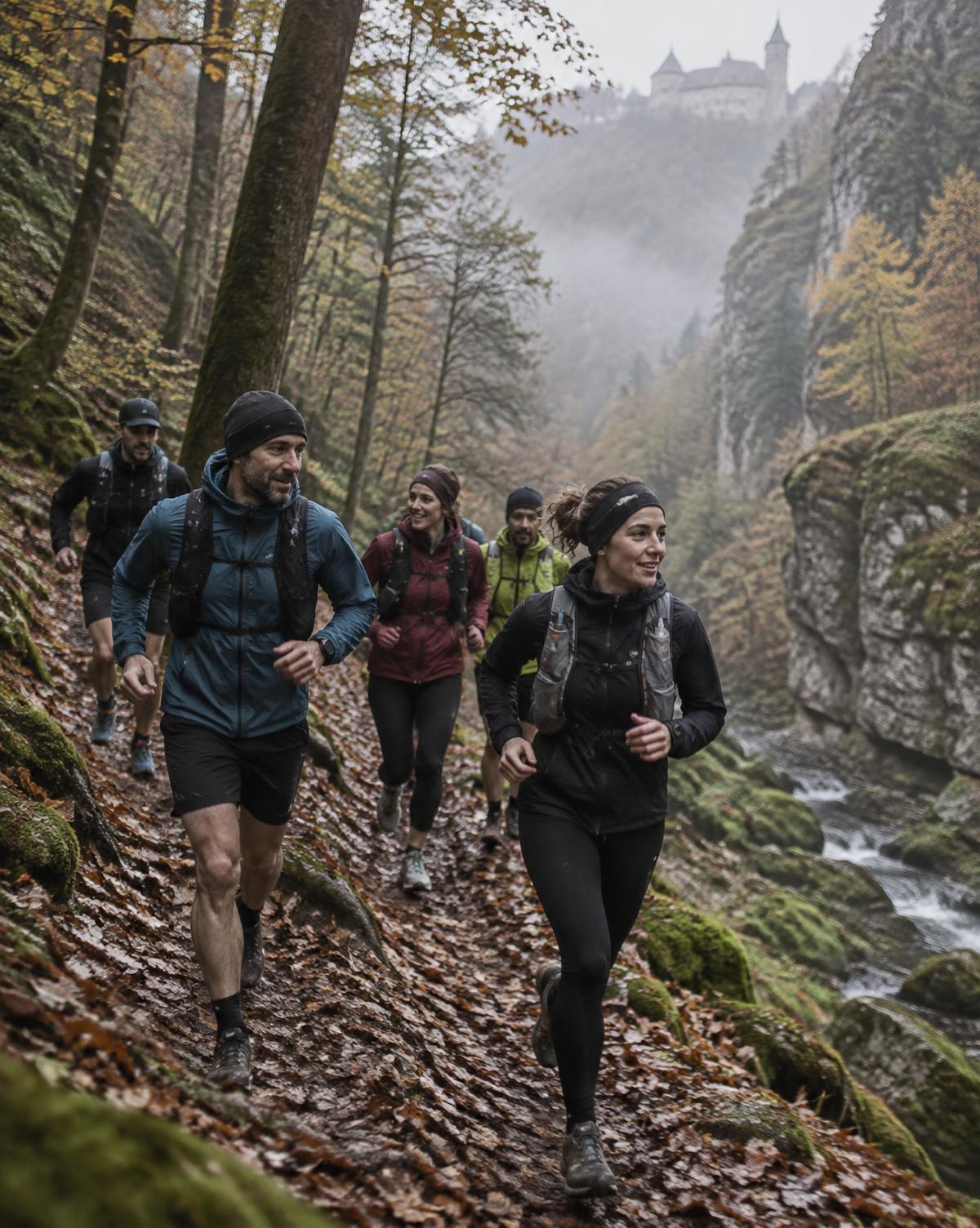 Trailrunning-Gruppe auf einem schmalen Waldpfad
